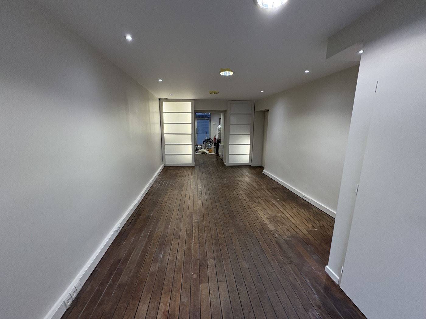 Bureau, murs clairs & parquet — réalisation KCMH Rénovations
