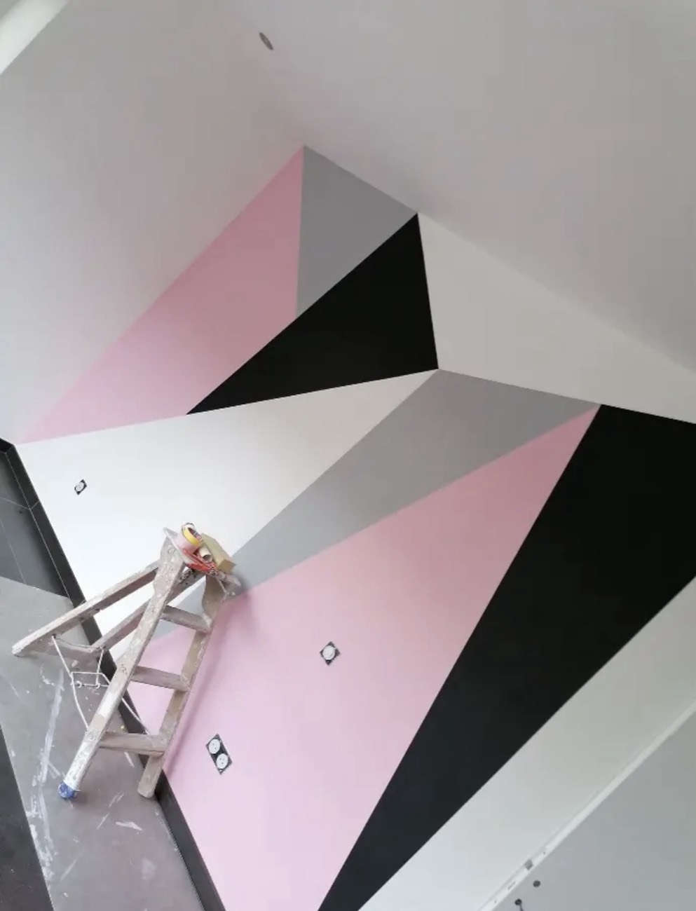 Mur géométrique décoratif rose, gris et noir