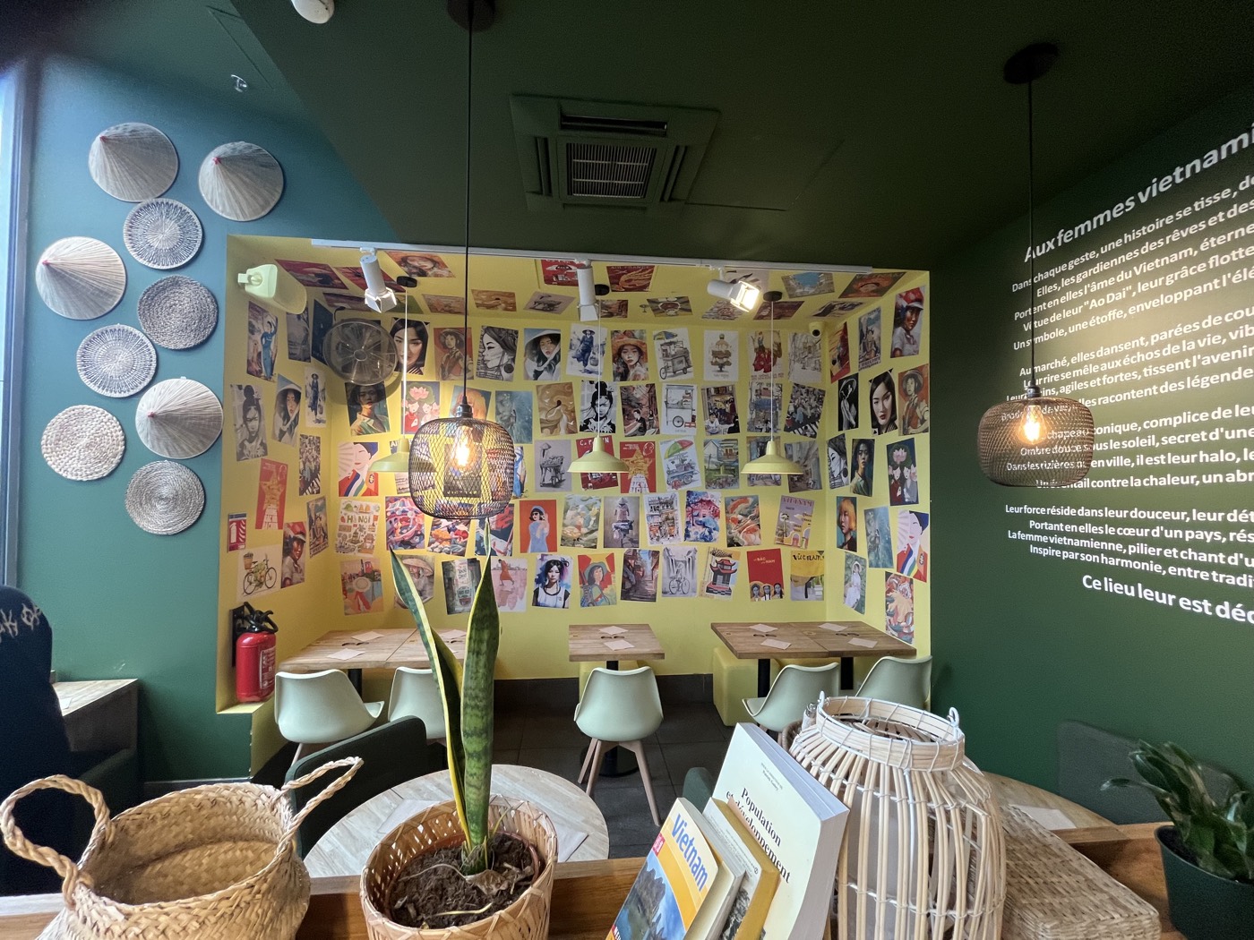 Restaurant, décor jaune — réalisation KCMH Rénovations