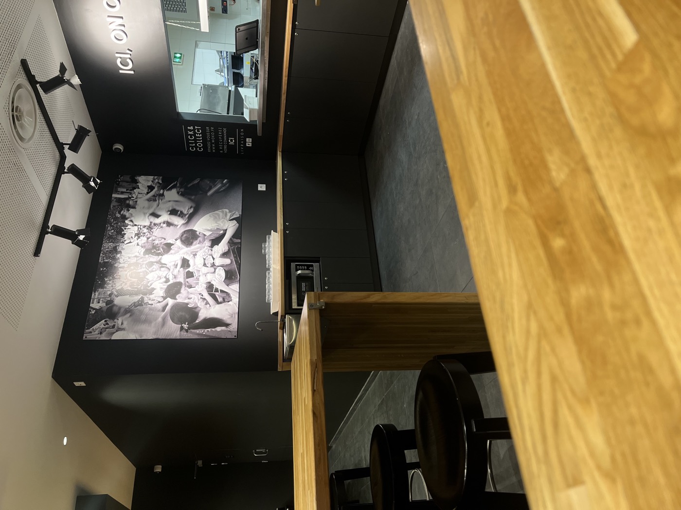 Restaurant, mur noir mat — réalisation KCMH Rénovations