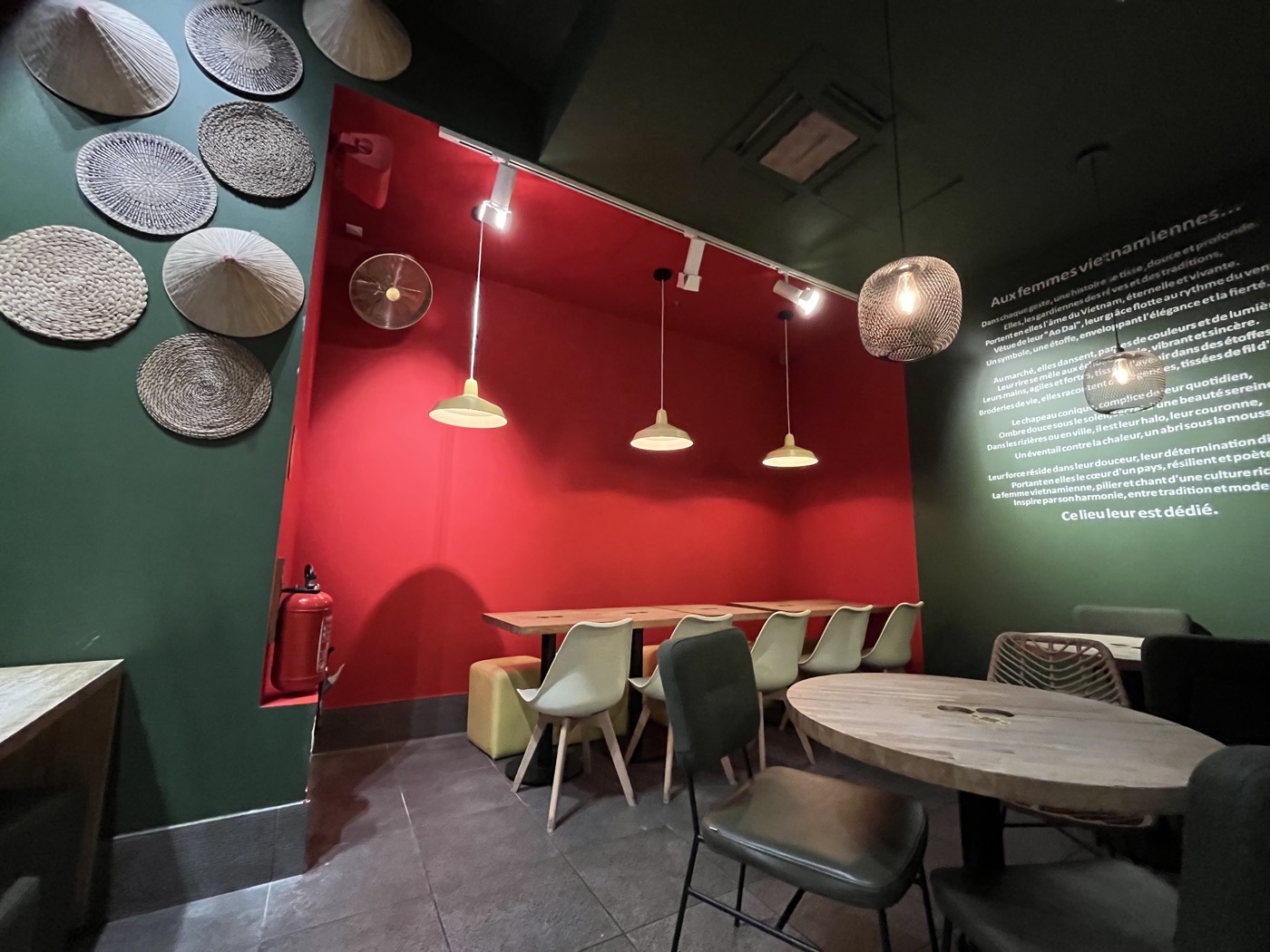 Restaurant peint en rouge et vert, réalisation KCMH