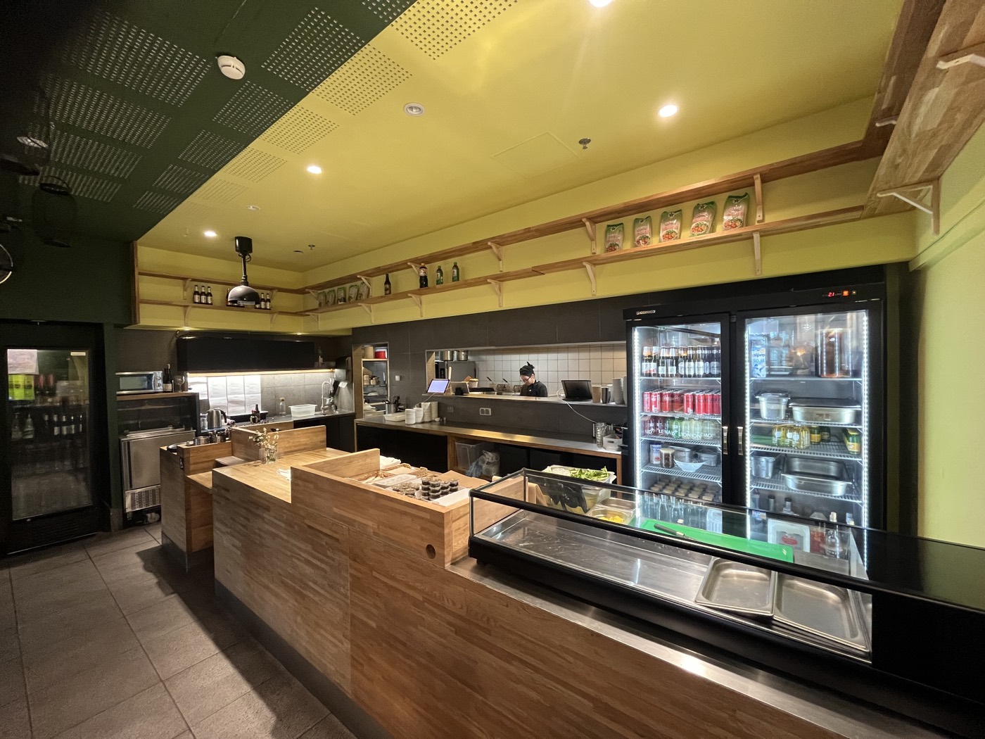 Commerce, plafond vert — réalisation KCMH Rénovations