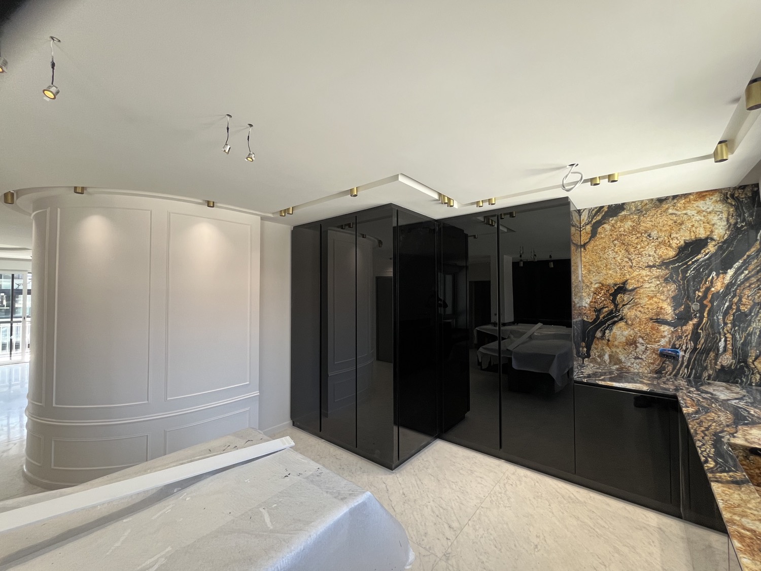 Réalisation décorative KCMH : mur en marbre noir et or, boiseries laquées