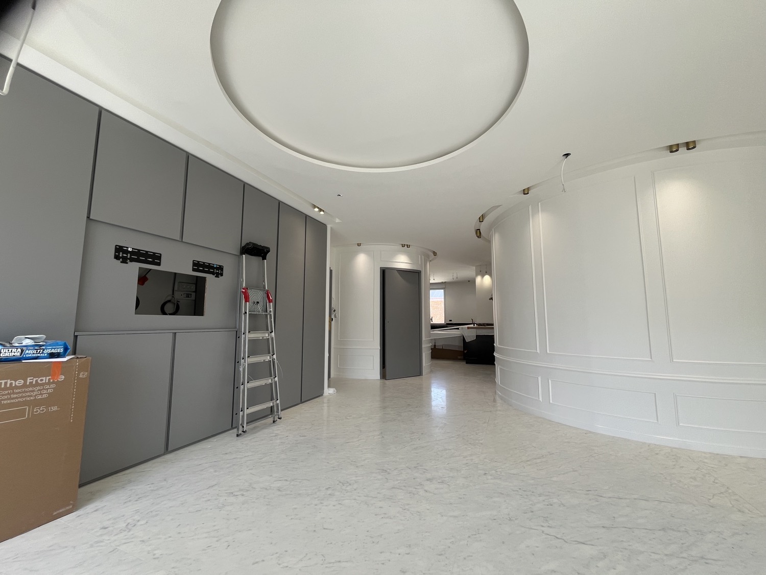 Pièce, boiseries & sol marbre — réalisation KCMH Rénovations