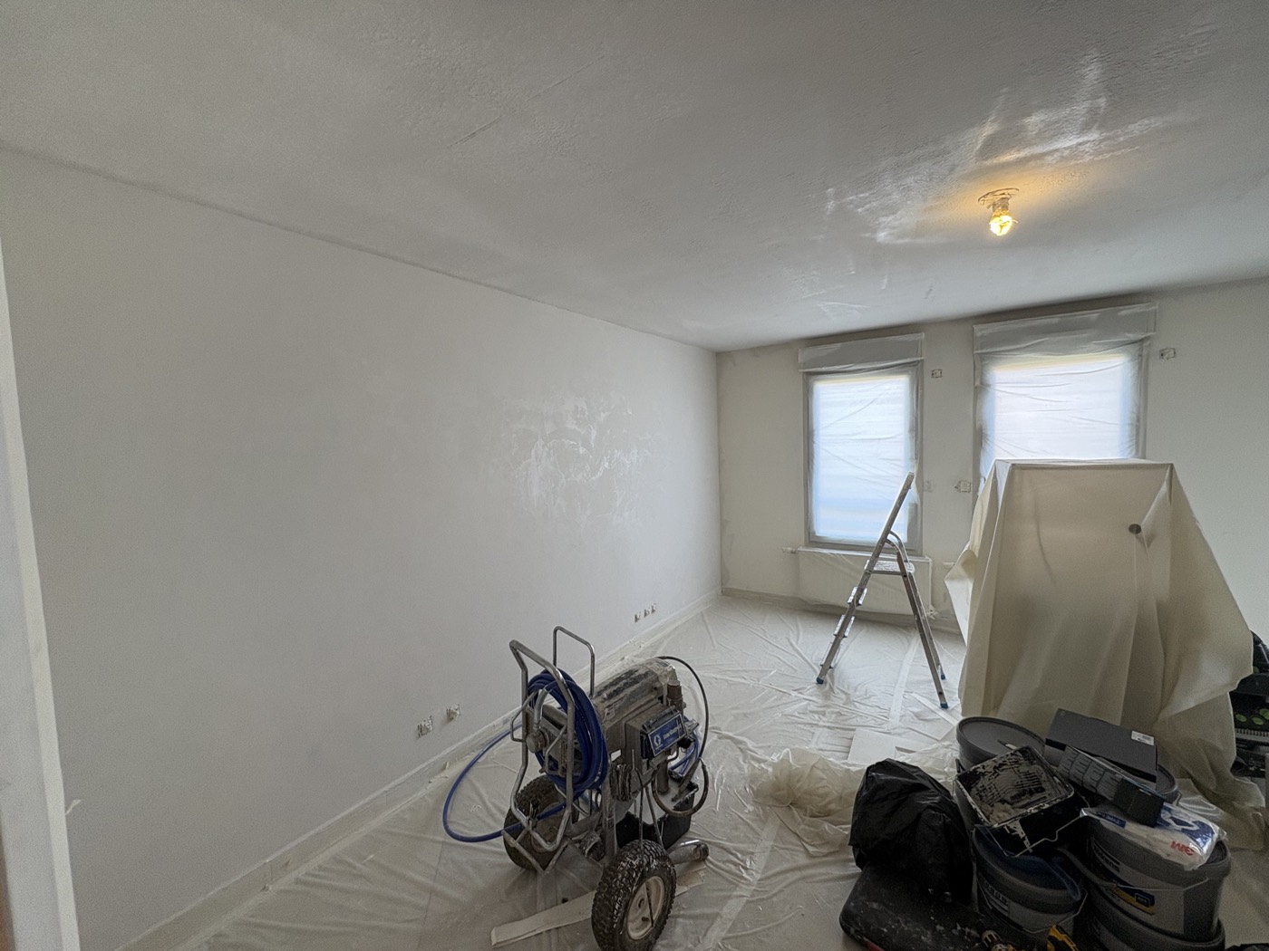 Kenzo, artisan peintre fondateur de KCMH Rénovations, sur un chantier