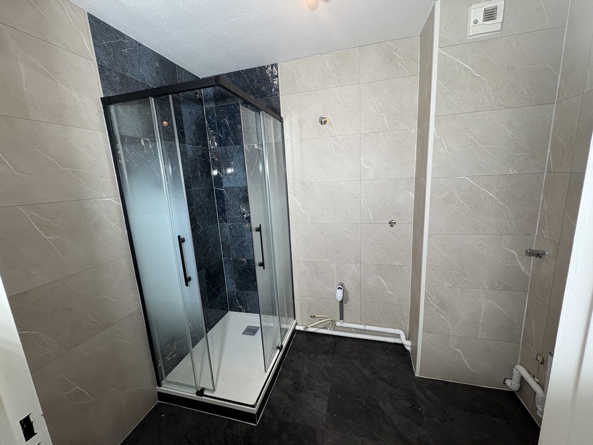 Salle de bain rénovée avec carrelage effet marbre
