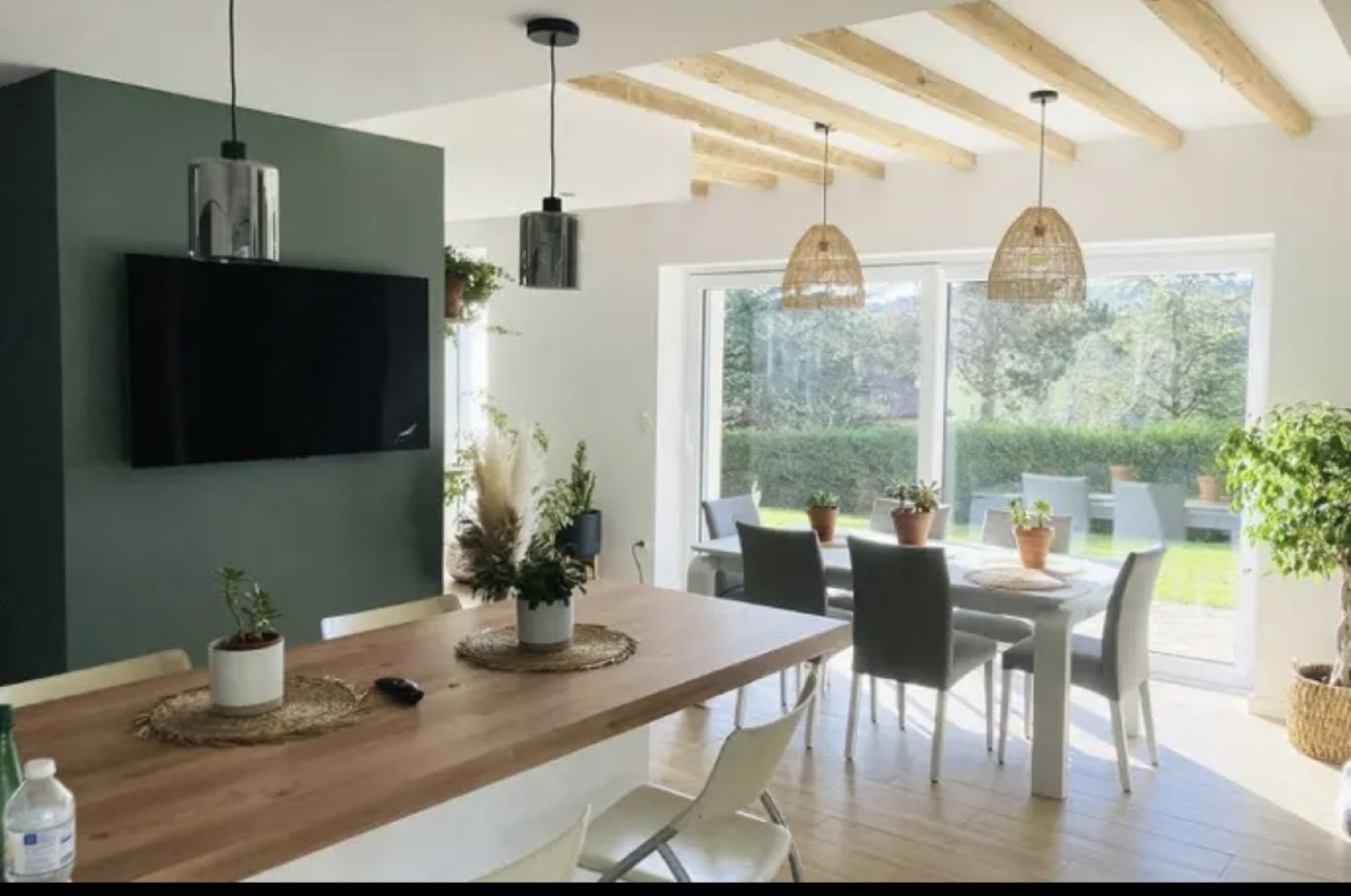 Séjour peint en vert sapin avec cuisine ouverte, réalisation KCMH