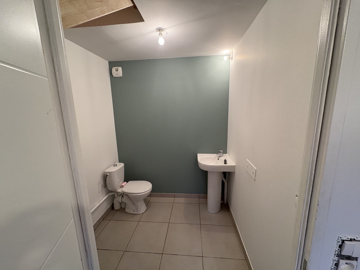 WC, mur vert d'eau — réalisation KCMH Rénovations